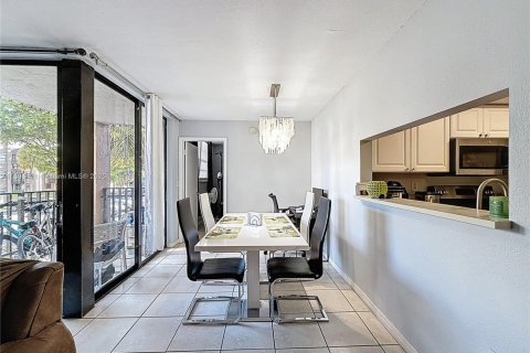 Condo in Miami, Florida, 2 bedrooms  № 1951779 - photo 5