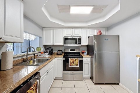 Condo in Miami, Florida, 2 bedrooms  № 1951779 - photo 1