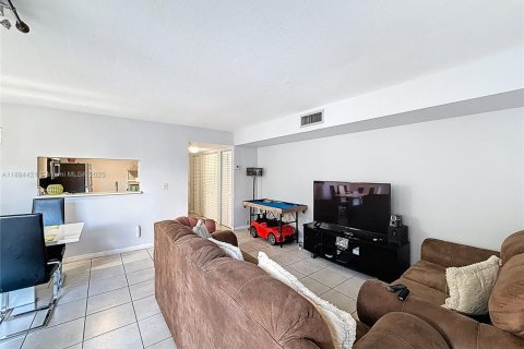 Condo in Miami, Florida, 2 bedrooms  № 1951779 - photo 9