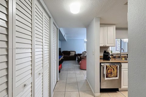 Condo in Miami, Florida, 2 bedrooms  № 1951779 - photo 11