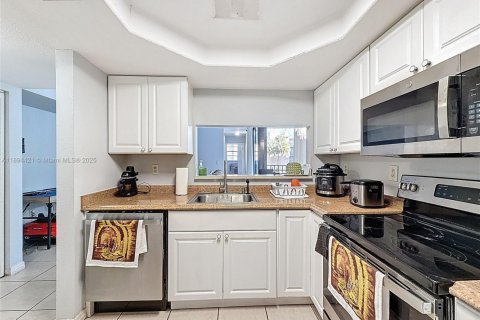 Condo in Miami, Florida, 2 bedrooms  № 1951779 - photo 4