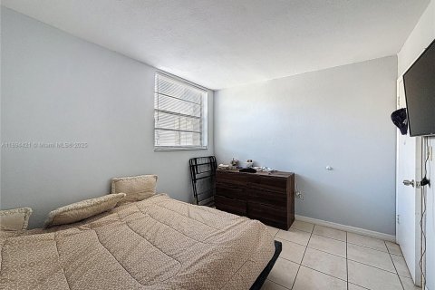 Condo in Miami, Florida, 2 bedrooms  № 1951779 - photo 13