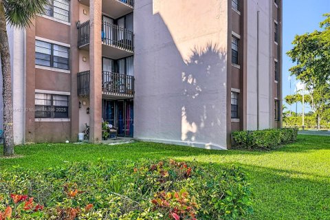 Condo in Miami, Florida, 2 bedrooms  № 1951779 - photo 25