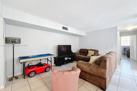 Condo in Miami, Florida, 2 bedrooms  № 1951779 - photo 10