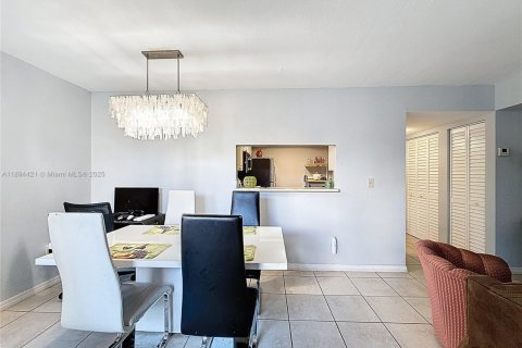 Condo in Miami, Florida, 2 bedrooms  № 1951779 - photo 7