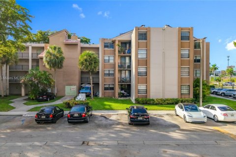 Condo in Miami, Florida, 2 bedrooms  № 1951779 - photo 2