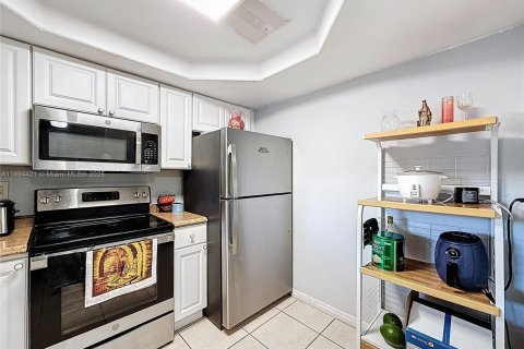 Condo in Miami, Florida, 2 bedrooms  № 1951779 - photo 3