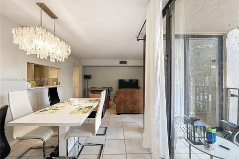 Condo in Miami, Florida, 2 bedrooms  № 1951779 - photo 6