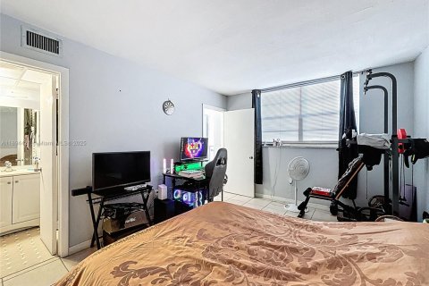 Condo in Miami, Florida, 2 bedrooms  № 1951779 - photo 15