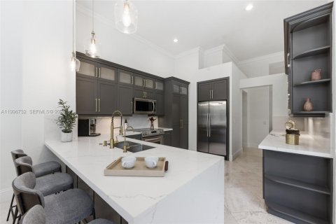 House in Weston, Florida 5 bedrooms, 277.96 sq.m. № 2068147 - photo 10