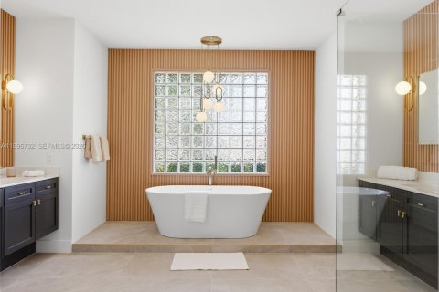 House in Weston, Florida 5 bedrooms, 277.96 sq.m. № 2068147 - photo 20