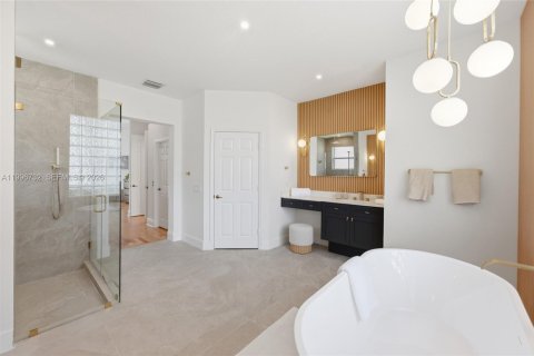 House in Weston, Florida 5 bedrooms, 277.96 sq.m. № 2068147 - photo 22