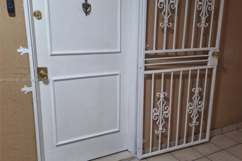 Condo in Miami, Florida, 2 bedrooms № 1996967 - photo 3