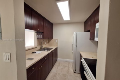Condo in Miami, Florida, 2 bedrooms № 1996967 - photo 8