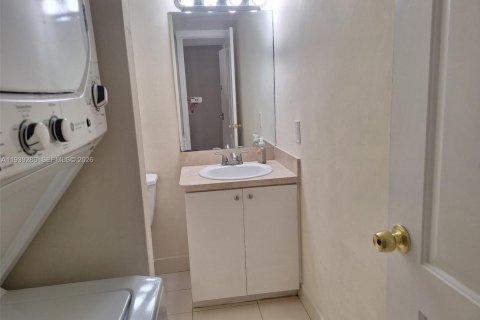 Condo in Miami, Florida, 2 bedrooms № 1996967 - photo 10