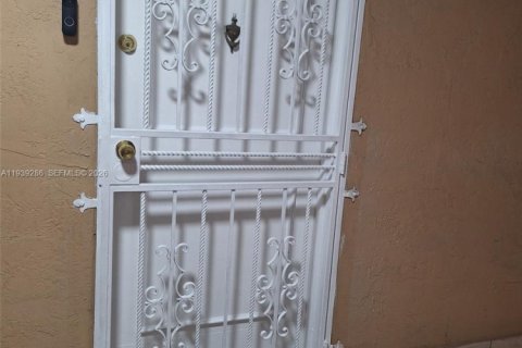 Condo in Miami, Florida, 2 bedrooms № 1996967 - photo 2