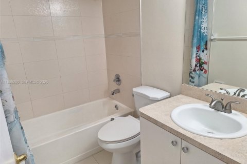 Condo in Miami, Florida, 2 bedrooms № 1996967 - photo 14