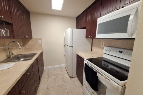Condo in Miami, Florida, 2 bedrooms № 1996967 - photo 7
