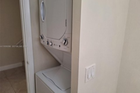 Condo in Miami, Florida, 2 bedrooms № 1996967 - photo 9