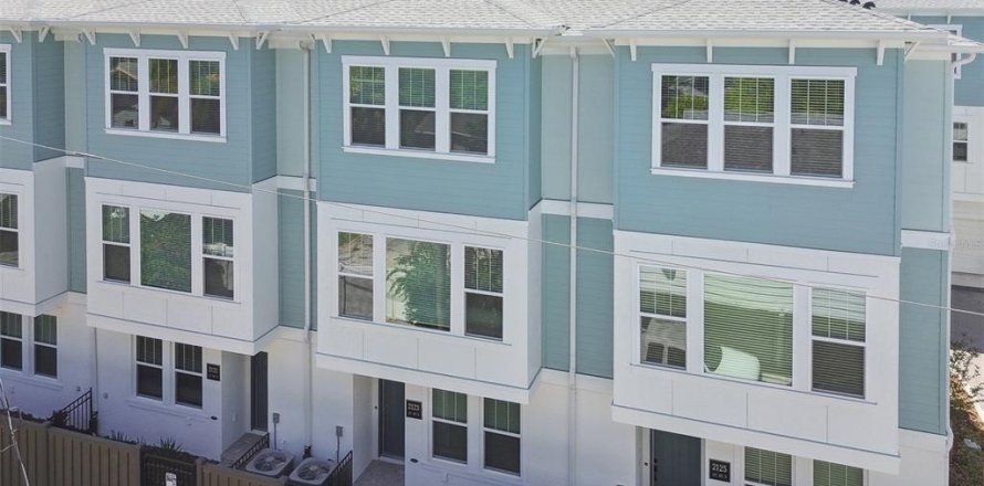 Townhouse in Saint Petersburg, Florida 3 bedrooms, 181.35 sq.m. № 1658361