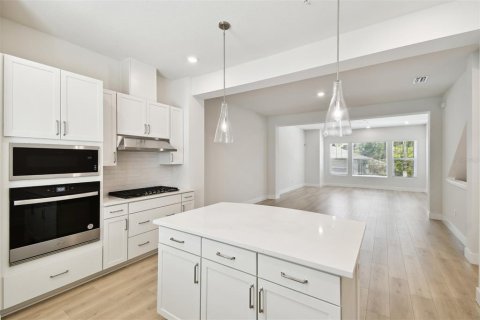 Townhouse in Saint Petersburg, Florida 3 bedrooms, 181.35 sq.m. № 1658361 - photo 11