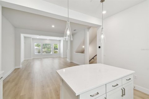 Townhouse in Saint Petersburg, Florida 3 bedrooms, 181.35 sq.m. № 1658361 - photo 10