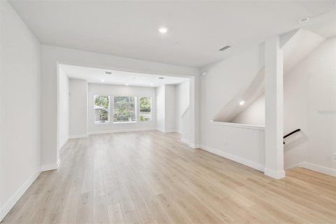 Townhouse in Saint Petersburg, Florida 3 bedrooms, 181.35 sq.m. № 1658361 - photo 12