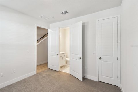 Townhouse in Saint Petersburg, Florida 3 bedrooms, 181.35 sq.m. № 1658361 - photo 4
