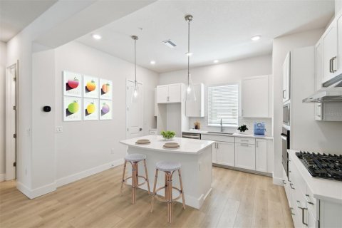 Townhouse in Saint Petersburg, Florida 3 bedrooms, 181.35 sq.m. № 1658361 - photo 7