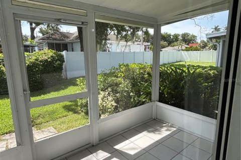 Condo in Bradenton, Florida, 2 bedrooms № 2221173 - photo 12