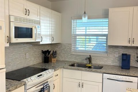 Condo in Bradenton, Florida, 2 bedrooms № 2221173 - photo 3