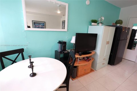 Condominio en venta en Miami Beach, Florida, 29.26 m2 № 519928 - foto 14