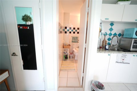 Condominio en venta en Miami Beach, Florida, 29.26 m2 № 519928 - foto 11