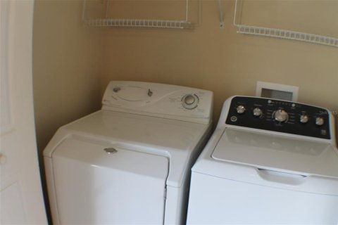Townhouse in Land O' Lakes, Florida 3 bedrooms, 140.1 sq.m. № 1765919 - photo 16