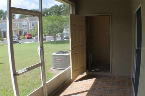 Townhouse in Land O' Lakes, Florida 3 bedrooms, 140.1 sq.m. № 1765919 - photo 13