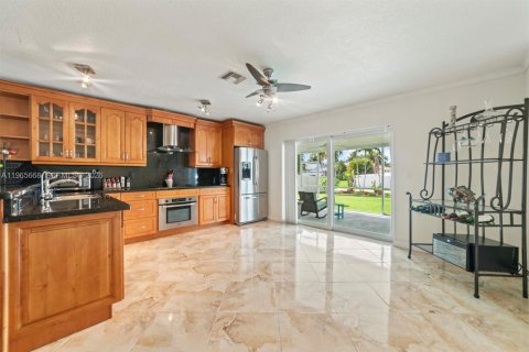 House in Dania Beach, Florida 2 bedrooms, 136.75 sq.m. № 2028863 - photo 7