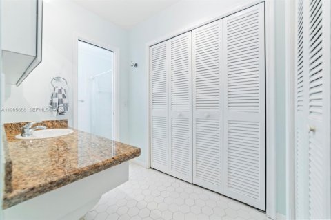 House in Dania Beach, Florida 2 bedrooms, 136.75 sq.m. № 2028863 - photo 19