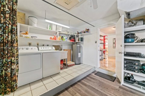 House in Dania Beach, Florida 2 bedrooms, 136.75 sq.m. № 2028863 - photo 23