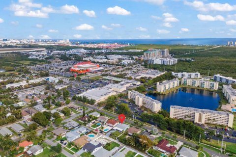 House in Dania Beach, Florida 2 bedrooms, 136.75 sq.m. № 2028863 - photo 26