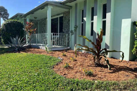 House in Dania Beach, Florida 2 bedrooms, 136.75 sq.m. № 2028863 - photo 2