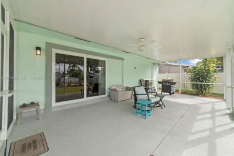 House in Dania Beach, Florida 2 bedrooms, 136.75 sq.m. № 2028863 - photo 9