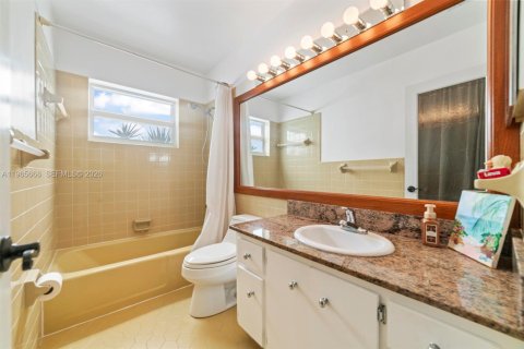 House in Dania Beach, Florida 2 bedrooms, 136.75 sq.m. № 2028863 - photo 22
