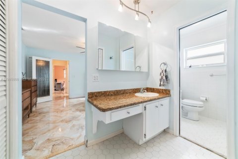 House in Dania Beach, Florida 2 bedrooms, 136.75 sq.m. № 2028863 - photo 18