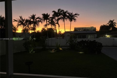 House in Dania Beach, Florida 2 bedrooms, 136.75 sq.m. № 2028863 - photo 15