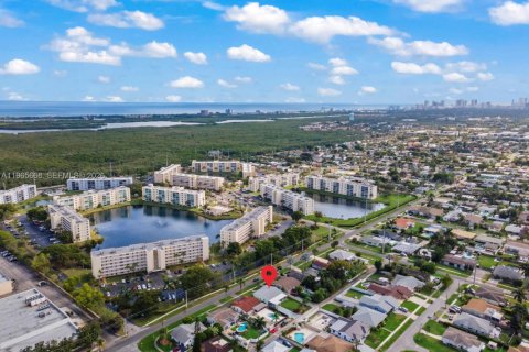 House in Dania Beach, Florida 2 bedrooms, 136.75 sq.m. № 2028863 - photo 25