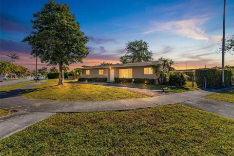 Casa en Miami, Florida 3 dormitorios, 145.21 m2 № 1995192