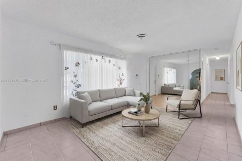 Casa en venta en Miami, Florida, 3 dormitorios, 145.21 m2 № 1995192 - foto 12