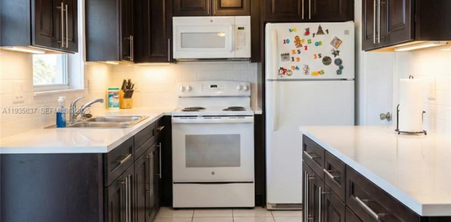 Condominio en Hollywood, Florida, 2 dormitorios № 1993886