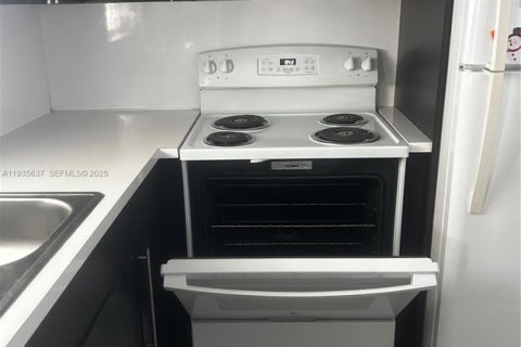 Condominio en alquiler en Hollywood, Florida, 2 dormitorios, 74.97 m2 № 1993886 - foto 8