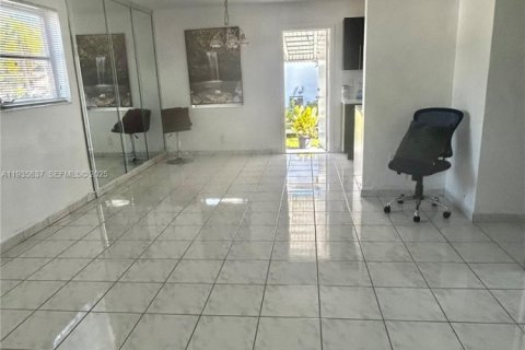 Condominio en alquiler en Hollywood, Florida, 2 dormitorios, 74.97 m2 № 1993886 - foto 14